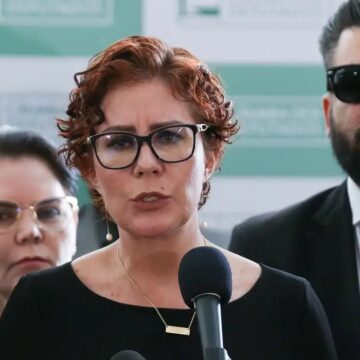 Câmara concede licença de 127 dias a Carla Zambelli após deputada deixar o país