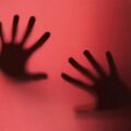 Campanha alerta sobre violência contra mulheres com queimaduras como forma de agressão
