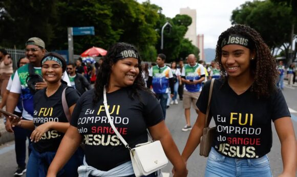 Jovens e mulheres lideram crescimento evangélico no Brasil, aponta IBGE