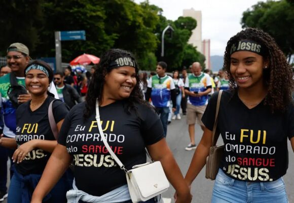 Jovens e mulheres lideram crescimento evangélico no Brasil, aponta IBGE