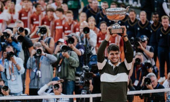 Alcaraz salva match points, vira sobre Sinner e conquista bicampeonato em Roland Garros