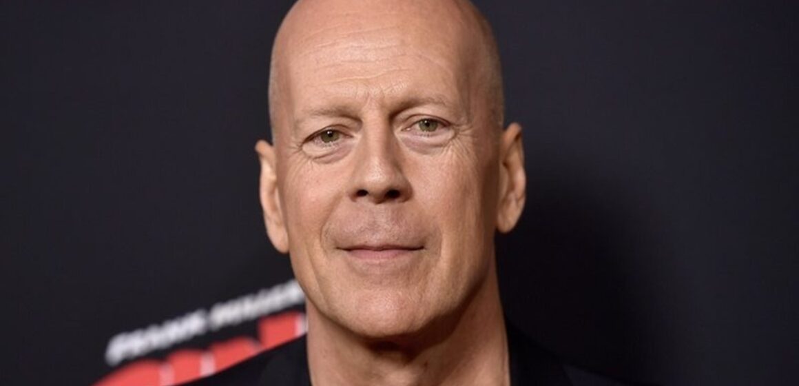 Bruce Willis manteve carreira nos primeiros anos de demência com adaptações nas gravações, revela livro