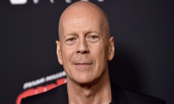 Bruce Willis manteve carreira nos primeiros anos de demência com adaptações nas gravações, revela livro