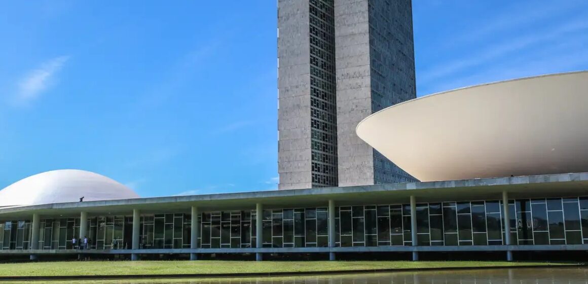 Câmara aprova cancelamento digital de contribuição sindical e atualiza CLT