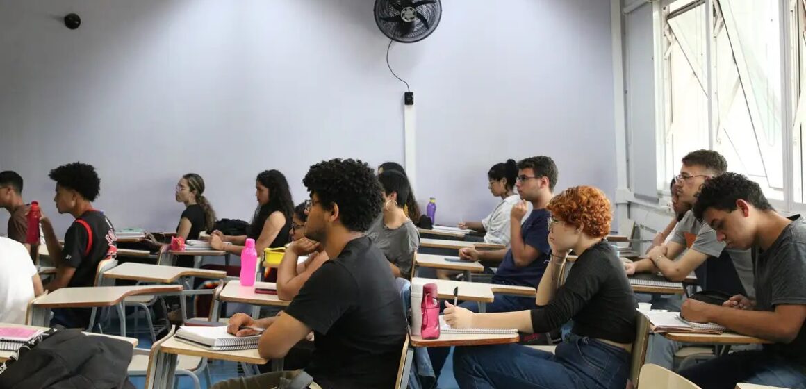 MEC amplia rede de cursinhos populares e triplica meta inicial para 2025