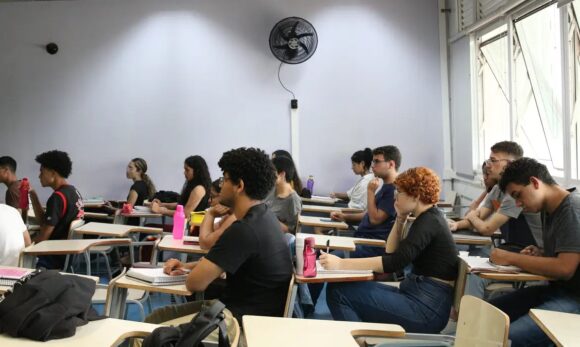 MEC amplia rede de cursinhos populares e triplica meta inicial para 2025