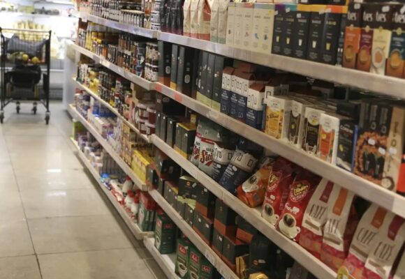 Varejo recua 0,4% em abril após três meses de crescimento
