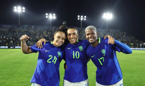 Seleção feminina sobe quatro posições e retorna ao top 4 do ranking da FIFA após 12 anos