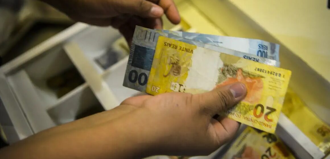 Rendimento médio do brasileiro atinge recorde de R$ 3.270, mas desigualdade persiste, aponta Dieese