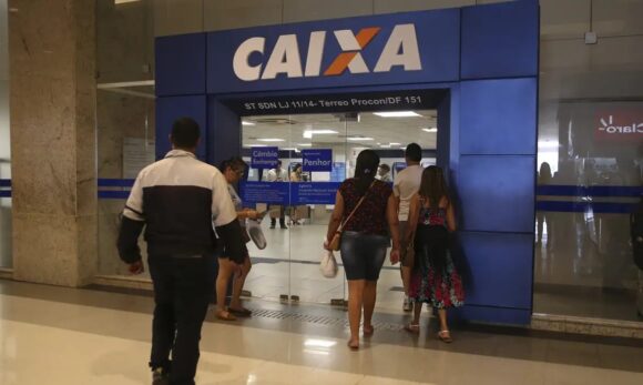 Caixa libera abono salarial para trabalhadores nascidos em julho e agosto