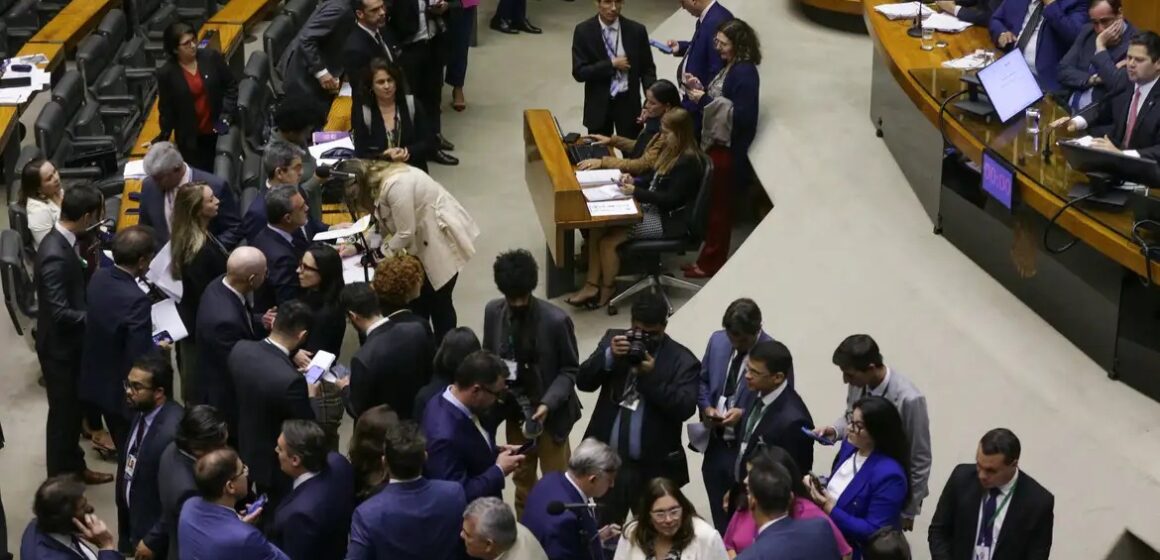 Congresso aprova uso de emendas parlamentares para pagar salários de profissionais da saúde