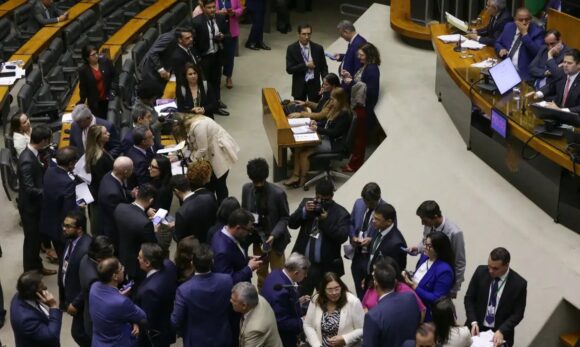 Congresso aprova uso de emendas parlamentares para pagar salários de profissionais da saúde