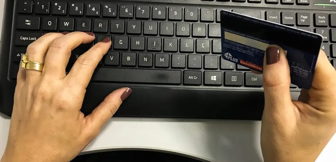 Brasileiros batem recorde com R$ 15 bilhões em compras internacionais em 2024