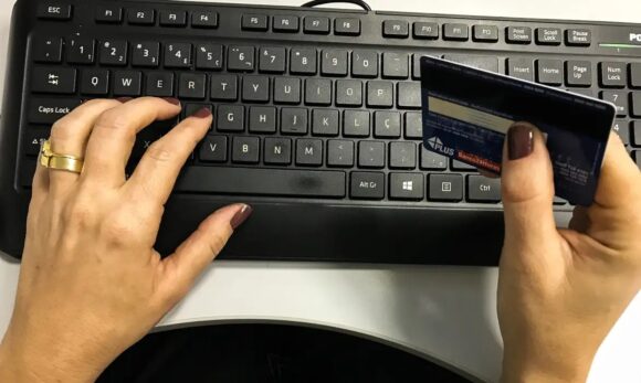 Brasileiros batem recorde com R$ 15 bilhões em compras internacionais em 2024