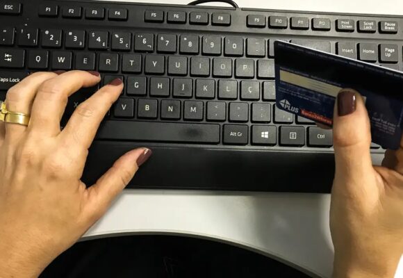 Brasileiros batem recorde com R$ 15 bilhões em compras internacionais em 2024
