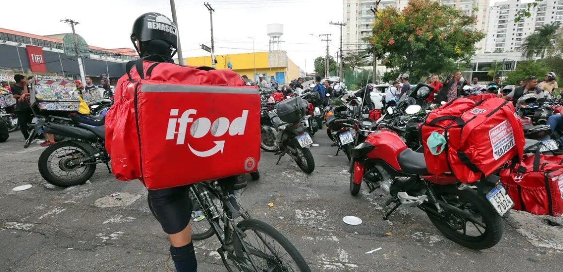 iFood anuncia bônus para entregadores, mas sindicatos veem “armadilha”