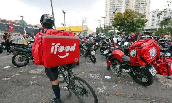 iFood anuncia bônus para entregadores, mas sindicatos veem “armadilha”
