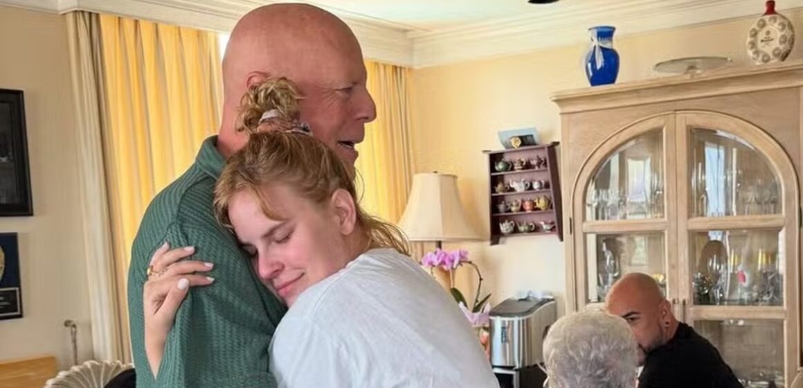 Bruce Willis é fotografado em raro momento familiar enquanto enfrenta demência