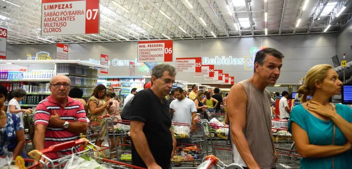 Intenção de consumo das famílias tem leve alta de 0,5% em junho, mas recua 1,3% ante 2024