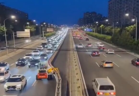 China utiliza “caminhão zíper” para otimizar tráfego em horários de pico