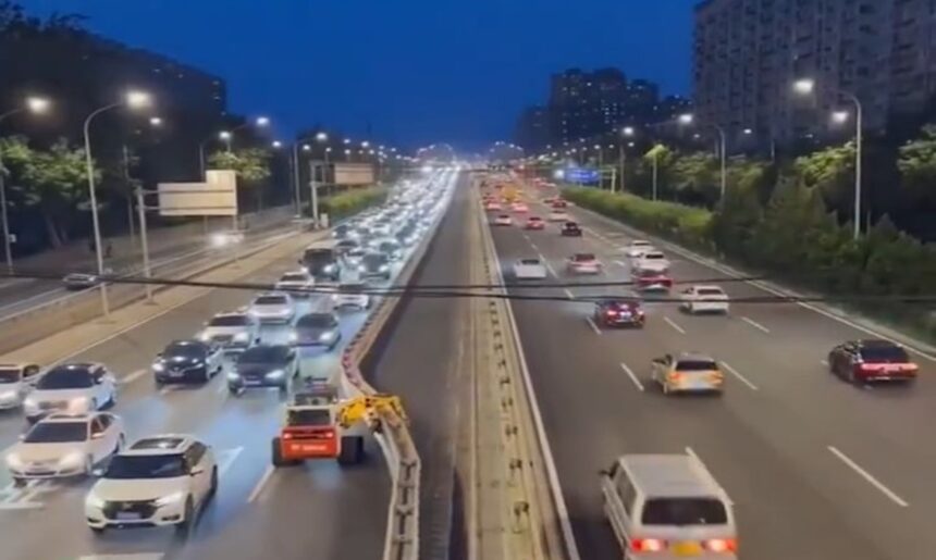 China utiliza “caminhão zíper” para otimizar tráfego em horários de pico