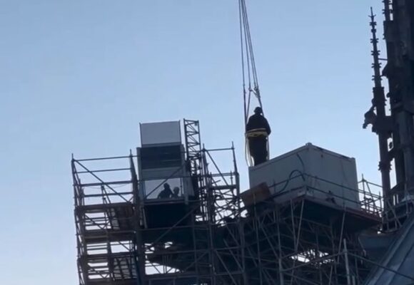 Notre-Dame inicia recolocação das 16 estátuas da flecha após restauração