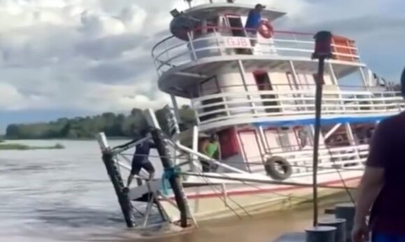 Rebocador afunda no Rio Xingu e deixa balsa à deriva no Pará
