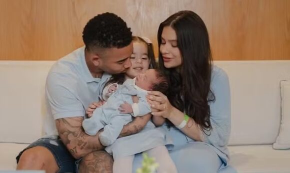 Gabriel Jesus e Raiane Lima celebram nascimento do segundo filho, Daniel