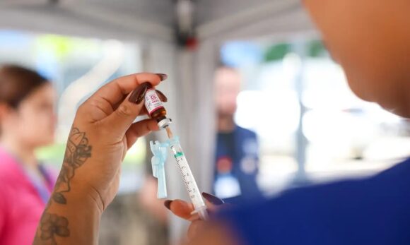 Brasil amplia proteção contra meningite com nova vacina para bebês a partir de julho