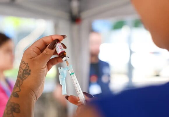Brasil amplia proteção contra meningite com nova vacina para bebês a partir de julho