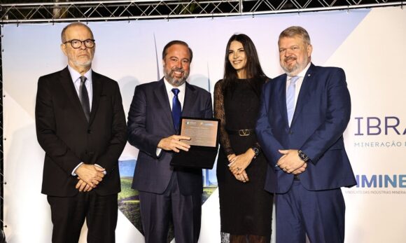 Simineral homenageia ministro Alexandre Silveira e reforça compromisso com mineração sustentável