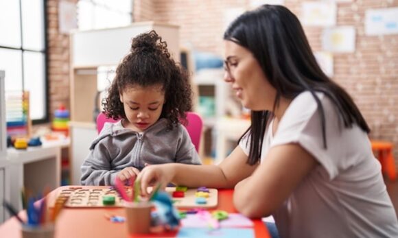 Plataforma reforça compromisso com a inclusão durante Mês do Orgulho Autista
