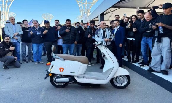 Fabricante chinesa Yadea apresenta scooter autônoma em evento em São Paulo