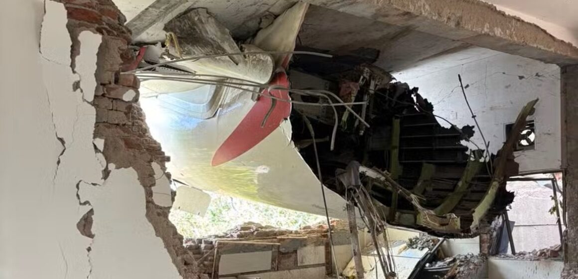 Autoridades afirmam que avião da Air India caiu sobre universidade na Índia e deixou mais de 290 mortos