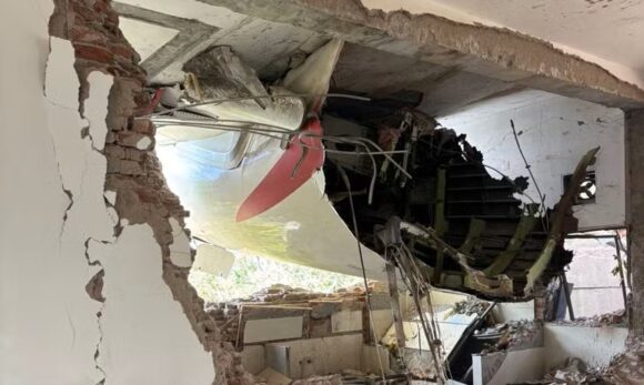 Autoridades afirmam que avião da Air India caiu sobre universidade na Índia e deixou mais de 290 mortos