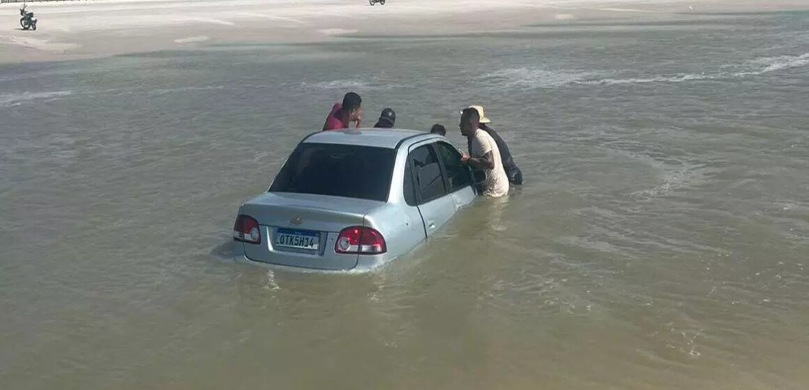 Na Praia do Farol Velho, em Salinas, carro é parcialmente ‘engolido’ pela maré alta