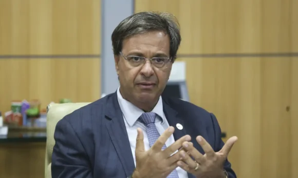 Ex-ministro Gilson Machado é preso pela Polícia Federal por suspeita de facilitar passaporte português a Mauro Cid