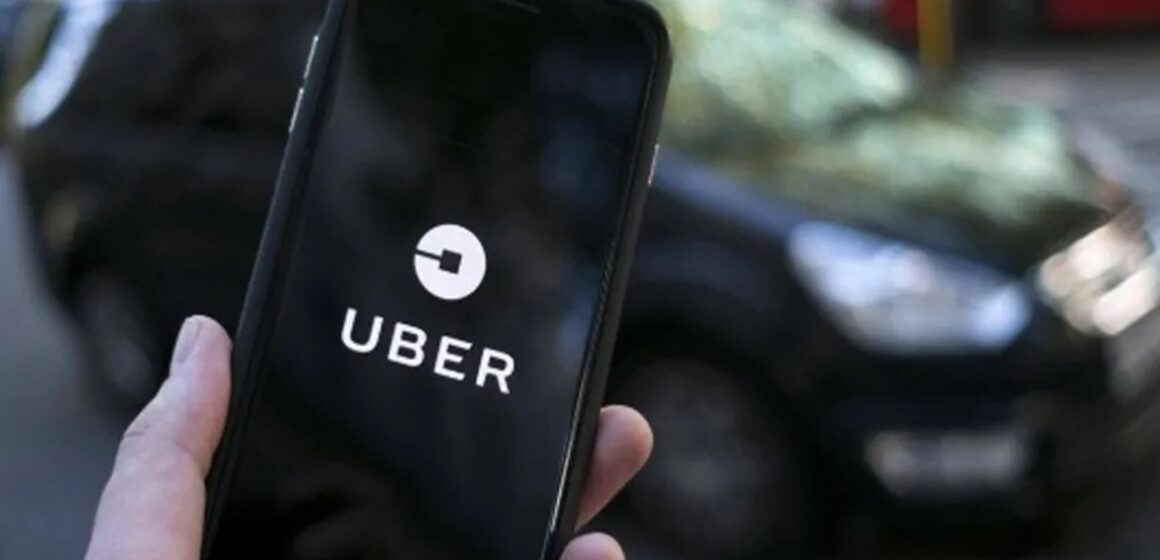 Estudo revela que Uber aumentou preços para passageiros e reduziu repasses a motoristas