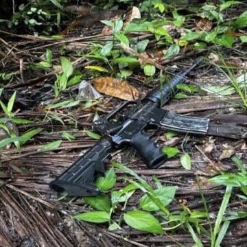 Polícia Militar apreende fuzil e arsenal em confronto com traficantes em área de mata de Belém