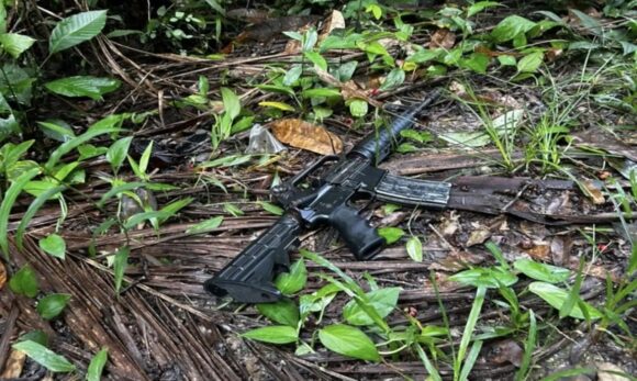 Polícia Militar apreende fuzil e arsenal em confronto com traficantes em área de mata de Belém