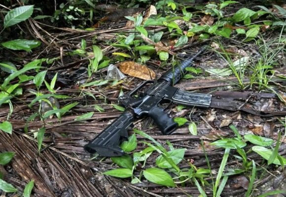 Polícia Militar apreende fuzil e arsenal em confronto com traficantes em área de mata de Belém