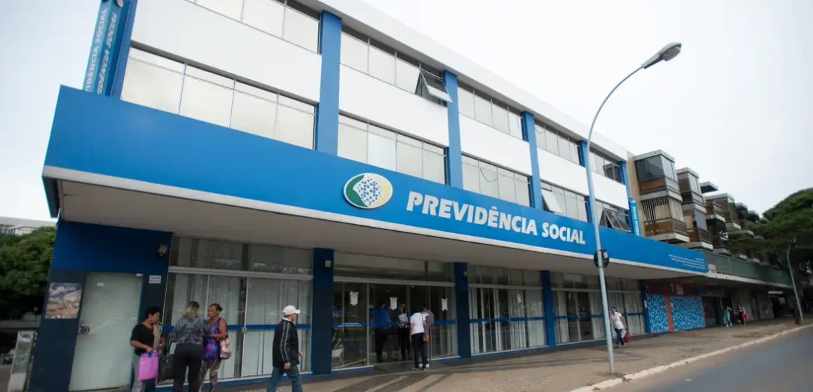 Fila de benefícios do INSS recua 10% em quatro meses, mas ainda soma 2,4 milhões