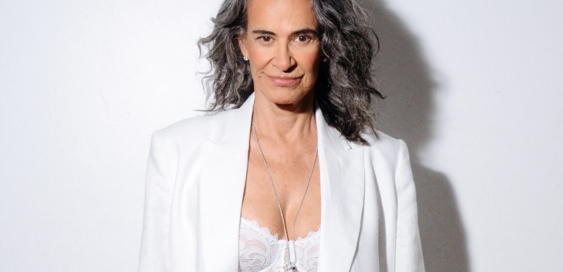 Simone celebra 50 anos de sucesso no Theatro da Paz