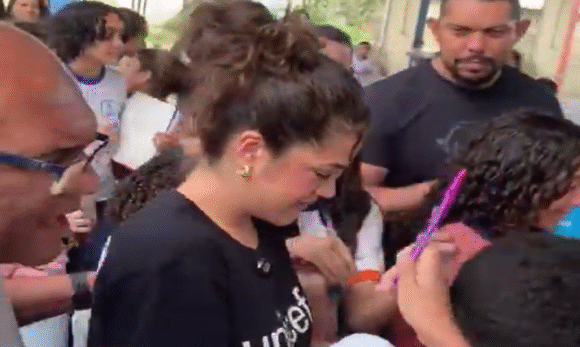 Crianças trocam selfies por autógrafos em encontro com Maisa e vídeo viraliza