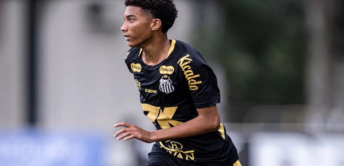 EQRMP2FLFVCGFGMTKDHJZ33CCU Filho de Robinho recebe camisa 7 do Santos para amistoso