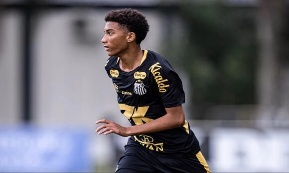 Filho de Robinho recebe camisa 7 do Santos para amistoso