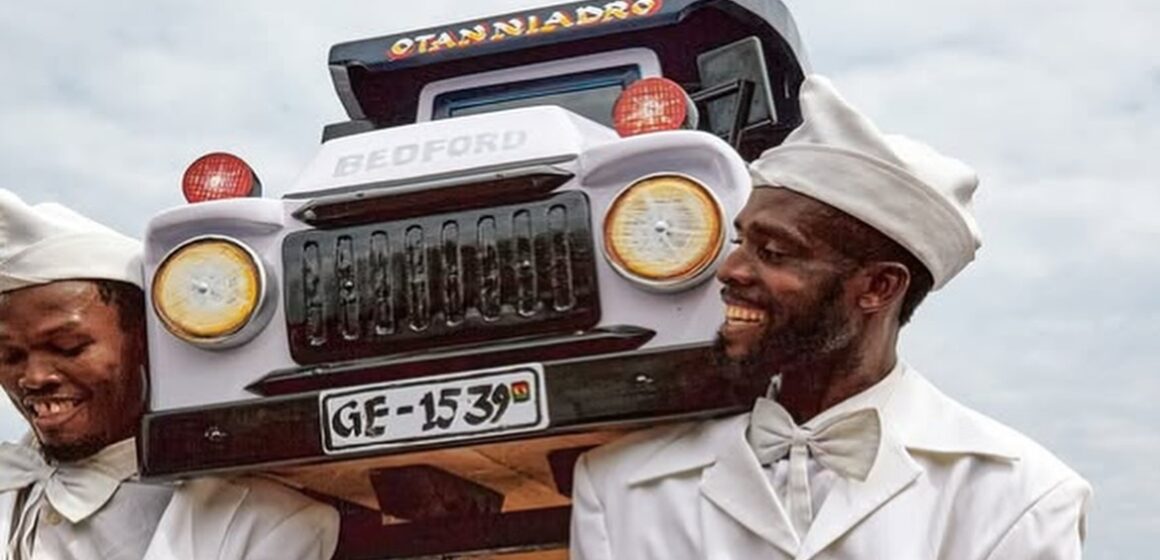 Caixões artísticos de Gana viralizam ao transformar funerais em celebração de vida