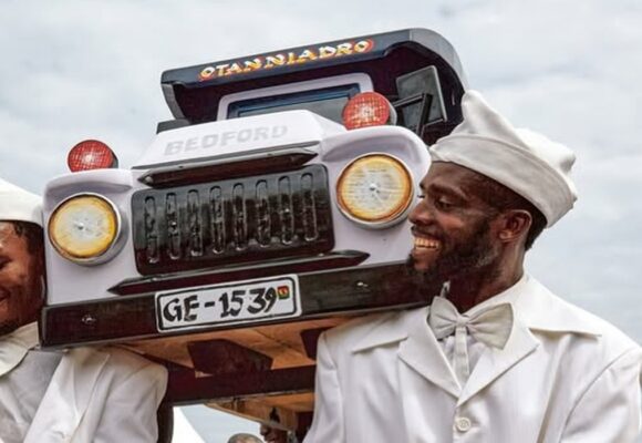 Caixões artísticos de Gana viralizam ao transformar funerais em celebração de vida