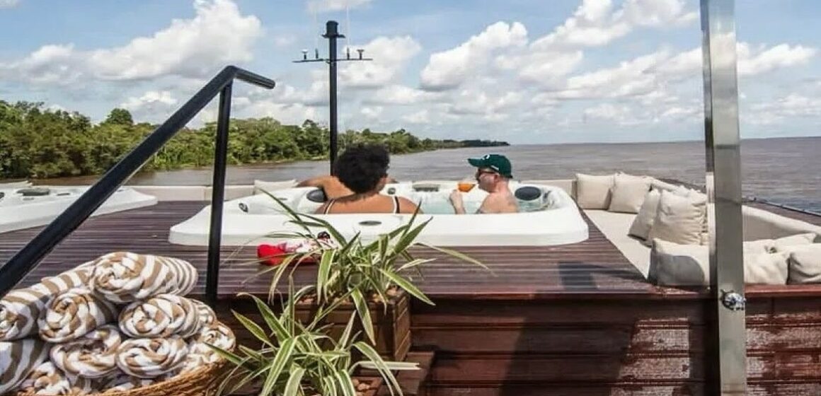 Cruzeiro de luxo na Amazônia oferece diárias de R$ 8 mil com chef Michelin e jacuzzi