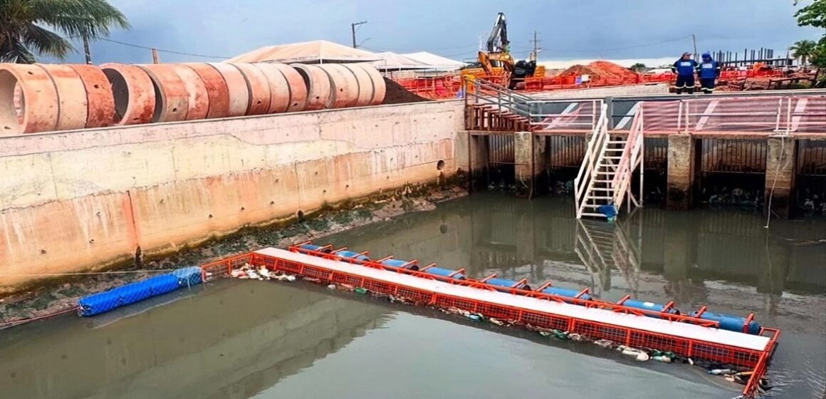 Belém instala primeira ecobarreira para conter lixo no canal da Tamandaré